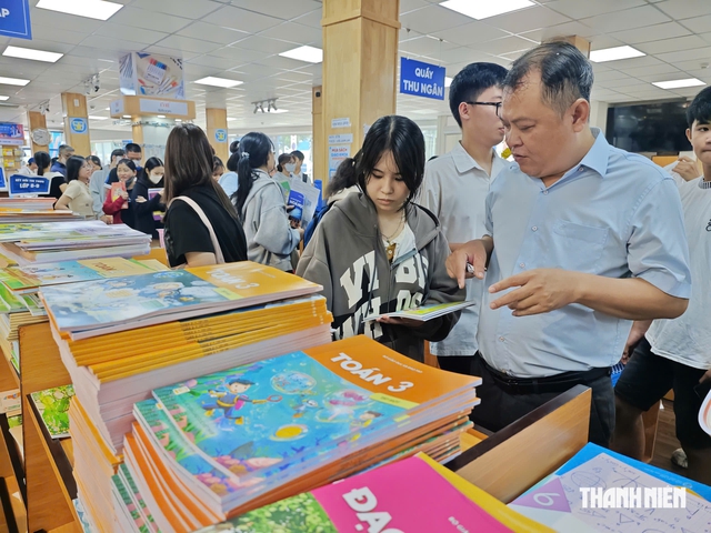 Học sinh TP.HCM tựu trường, nhà sách vẫn đông nghịt người tìm sách giáo khoa sáng nay - Ảnh 10.