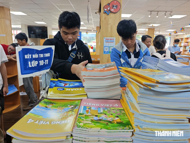 Học sinh TP.HCM tựu trường, nhà sách vẫn đông nghịt người tìm sách giáo khoa sáng nay - Ảnh 11.