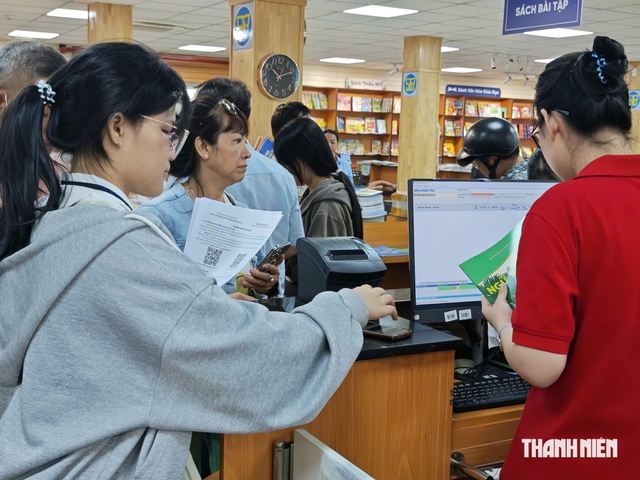 Học sinh TP.HCM tựu trường, nhà sách vẫn đông nghịt người tìm sách giáo khoa sáng nay - Ảnh 13.