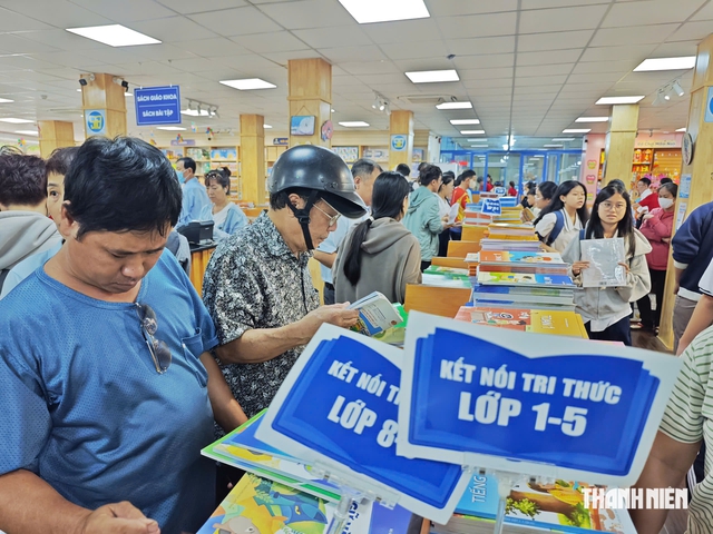 Học sinh TP.HCM tựu trường, nhà sách vẫn đông nghịt người tìm sách giáo khoa sáng nay - Ảnh 8.