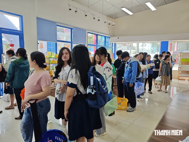 Học sinh TP.HCM tựu trường, nhà sách vẫn đông nghịt người tìm sách giáo khoa sáng nay - Ảnh 3.
