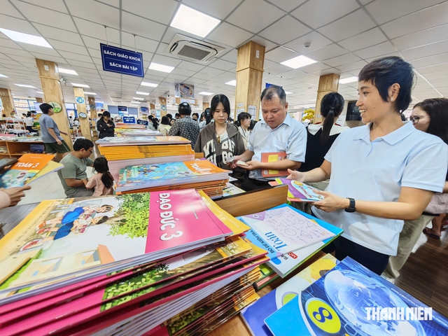 Học sinh TP.HCM tựu trường, nhà sách vẫn đông nghịt người tìm sách giáo khoa sáng nay - Ảnh 12.