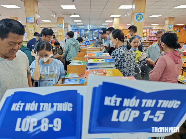 Học sinh TP.HCM tựu trường, nhà sách vẫn đông nghịt người tìm sách giáo khoa sáng nay - Ảnh 2.