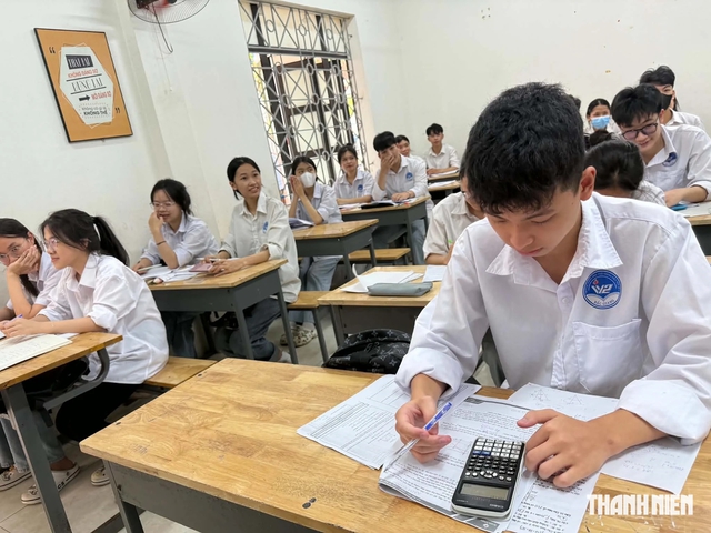 Nhiều học sinh cao hơn 1m75, Bộ GD-ĐT y&ecirc;u cầu đo chiều cao để xếp b&agrave;n ghế - Ảnh 1.