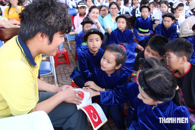 Chương trình Tủ sách Nhân ái - Ngôi nhà Trí tuệ đến với học sinh Ea Knuếc- Ảnh 3.