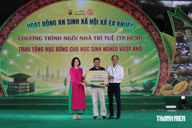 Ea Knuếc v&agrave;o m&ugrave;a: Voi Bo&oacute;c Khăm hộ tống kiệu rước 'Nữ ho&agrave;ng sầu ri&ecirc;ng' cổ thụ- Ảnh 9.