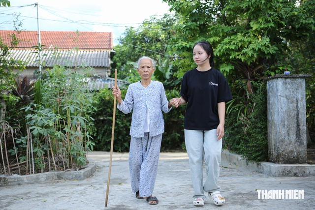 Xin gi&uacute;p nữ sinh vi&ecirc;n mồ c&ocirc;i y&ecirc;n t&acirc;m đến giảng đường- Ảnh 1.