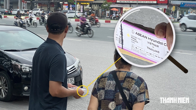 7 triệu đồng/cặp vé chợ đen chung kết lượt về Việt Nam - Thái Lan, dân phe vào mùa ‘làm ăn’
- Ảnh 1.