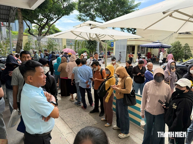&Ugrave;n tắc, 'sốt' s&aacute;ch gi&aacute;o khoa tại TP.HCM: Nh&agrave; xuất bản gi&aacute;o dục Việt Nam n&oacute;i g&igrave;? - Ảnh 1.