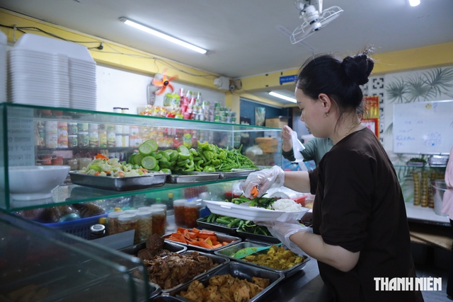 Quán chay giá bình dân ở TP.HCM: Bán 1.000 phần/ngày, ngày rằm gấp đôi - Ảnh 6.
