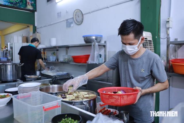 Quán chay giá bình dân ở TP.HCM: Bán 1.000 phần/ngày, ngày rằm gấp đôi - Ảnh 3.