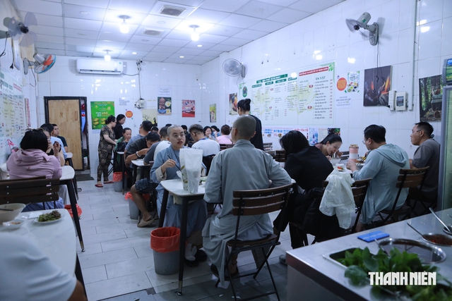 Quán chay giá bình dân ở TP.HCM: Bán 1.000 phần/ngày, ngày rằm gấp đôi - Ảnh 1.