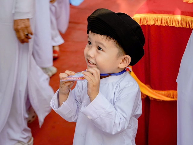 Cậu bé 3 tuổi mê tiếng trống nhạc lễ - Ảnh 1.