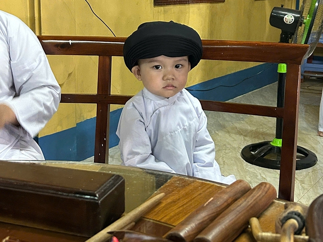 Cậu bé 3 tuổi mê tiếng trống nhạc lễ - Ảnh 4.
