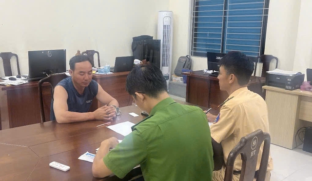 Trốn truy nã trên xe khách đến Huế thì bị CSGT bắt giữ  - Ảnh 1.