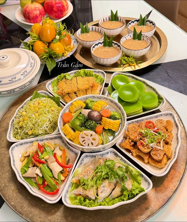 Ngắm những mâm cúng rằm tháng 7 được người Hà Nội tự tay chuẩn bị - Ảnh 6.