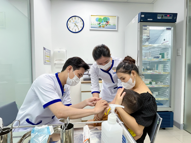 Gần 100.000 ca tay chân miệng: Cảnh giác virus EV71 gây biến chứng thần kinh - Ảnh 1.