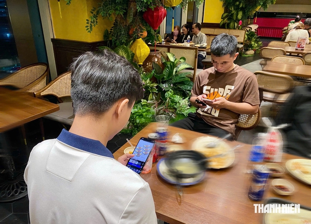 Khi m&agrave;n h&igrave;nh lấy đi giấc ngủ, việc học v&agrave; sức khỏe - Ảnh 1.
