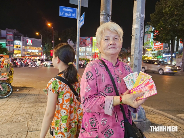 B&agrave; ch&aacute;u b&aacute;n v&eacute; số v&agrave; c&acirc;u chuyện đến trường - Ảnh 1.