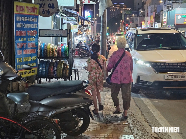B&agrave; ch&aacute;u b&aacute;n v&eacute; số v&agrave; c&acirc;u chuyện đến trường - Ảnh 3.