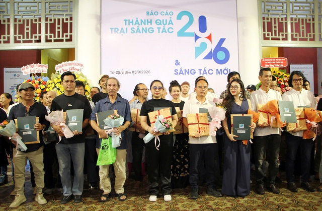TP.HCM trưng bày cùng lúc 403 tranh, tượng, gốm của 335 tác giả- Ảnh 6.