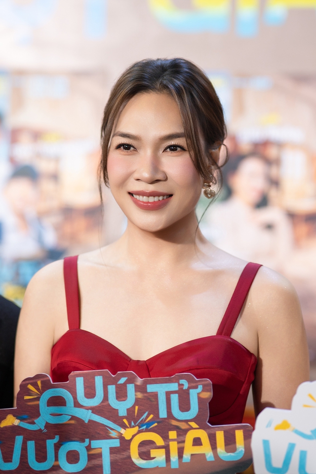 Mỹ T&acirc;m, Tăng Thanh H&agrave; diện gợi cảm hội ngộ d&agrave;n sao Việt tại thảm đỏ - Ảnh 1.