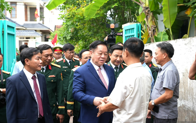 Đảng viên Anh Hùng 103 tuổi ở Quảng Trị nhận Huy hiệu 80 năm tuổi Đảng - Ảnh 1.
