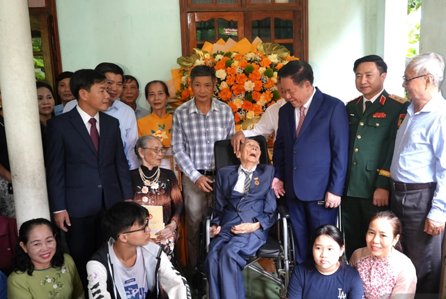 Đảng viên Anh Hùng 103 tuổi ở Quảng Trị nhận Huy hiệu 80 năm tuổi Đảng - Ảnh 2.