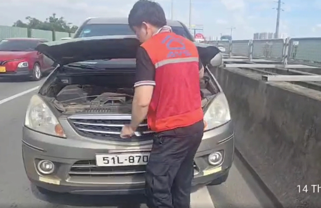 Tài xế lại bị phạt 13 triệu vì đặt bình chữa cháy cảnh báo trên cao tốc - Ảnh 2.