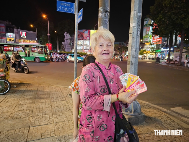 B&agrave; ch&aacute;u b&aacute;n v&eacute; số v&agrave; c&acirc;u chuyện đến trường - Ảnh 2.
