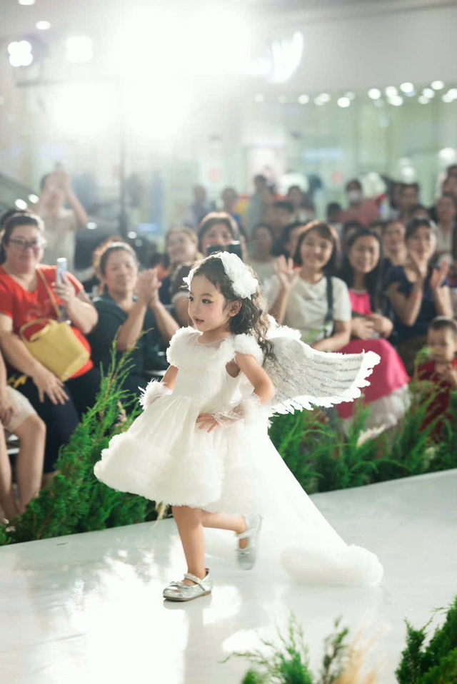 Thế hệ mẫu nh&iacute; khoe vẻ tự tin, c&aacute; t&iacute;nh trong Shining Moments 2026 - Ảnh 6.