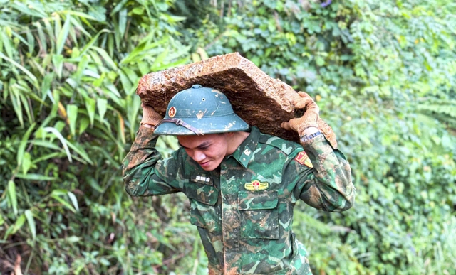 Bộ đội biên phòng cùng 200 người dân mở đường sau sạt lở ở Quảng Ngãi- Ảnh 3.