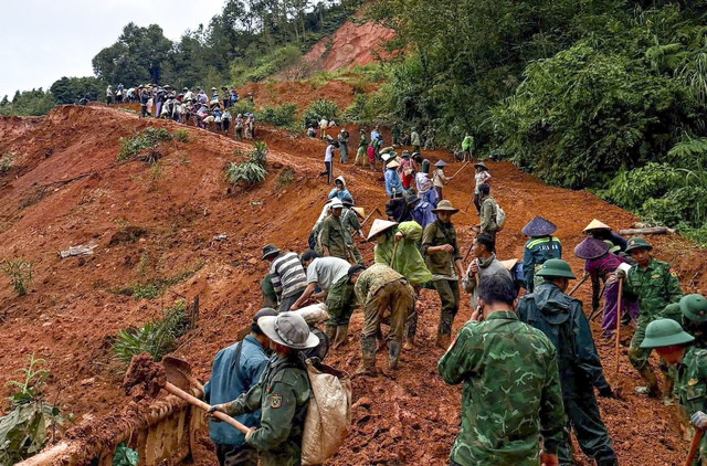 Bộ đội biên phòng cùng 200 người dân mở đường sau sạt lở ở Quảng Ngãi- Ảnh 1.