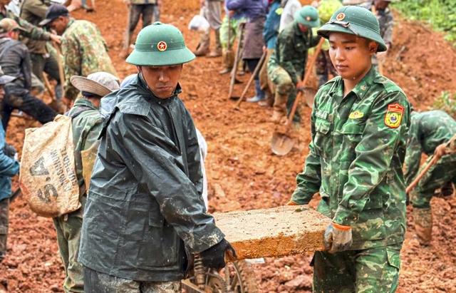 Bộ đội biên phòng cùng 200 người dân mở đường sau sạt lở ở Quảng Ngãi- Ảnh 2.