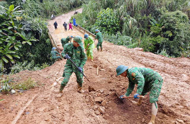 Bộ đội biên phòng cùng 200 người dân mở đường sau sạt lở ở Quảng Ngãi- Ảnh 5.