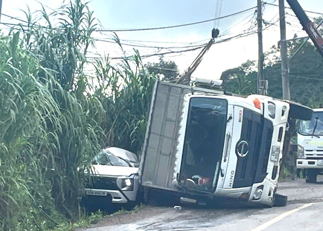 Xe tải lật đ&egrave; &ocirc; t&ocirc; tr&ecirc;n đ&egrave;o Ph&uacute; Sơn, 1 người tử vong- Ảnh 1.