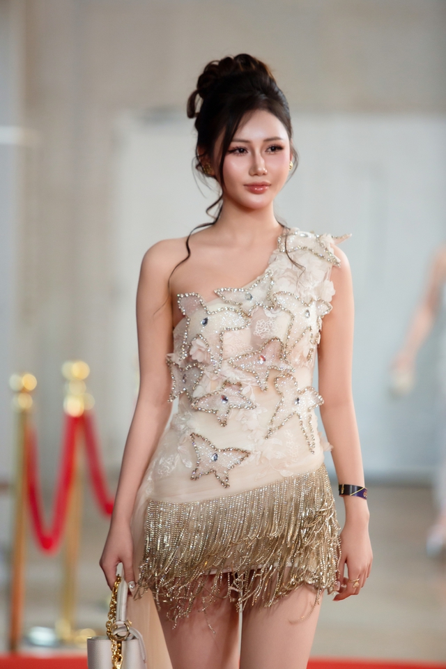 Trang phục dạ tiệc lộng lẫy giúp nàng hóa 'nữ hoàng đêm tiệc'- Ảnh 2.