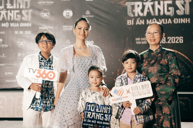 Đỗ Thị Hải Yến g&acirc;y ch&uacute; &yacute; khi s&aacute;nh bước c&ugrave;ng mẹ v&agrave; c&aacute;c con tr&ecirc;n thảm đỏ- Ảnh 3.