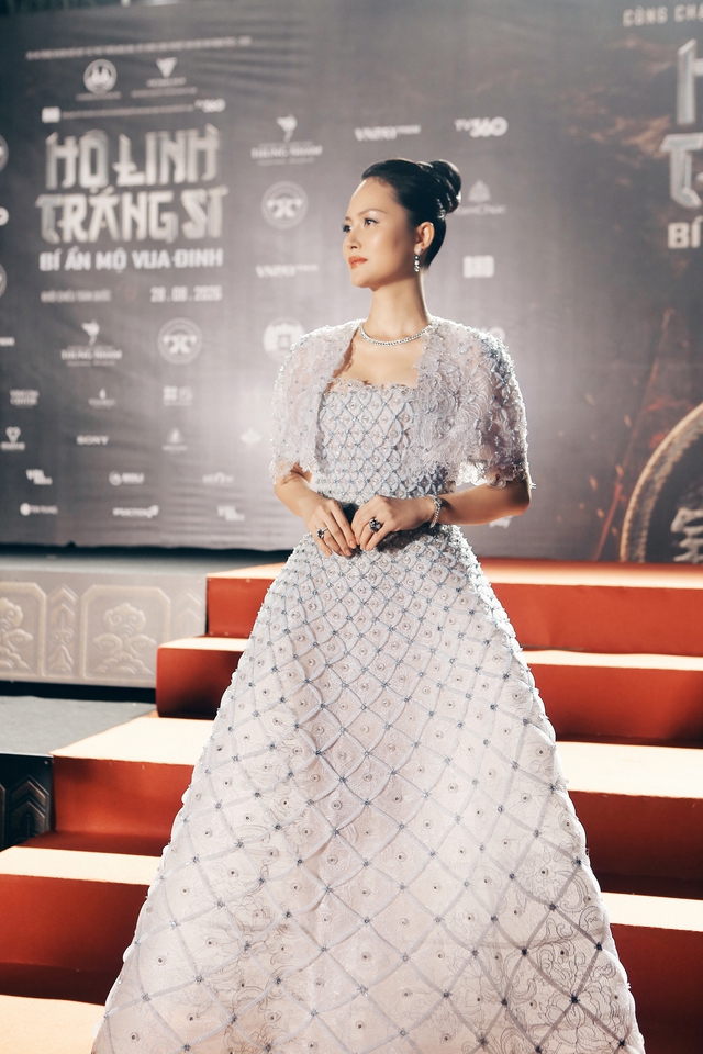 Đỗ Thị Hải Yến g&acirc;y ch&uacute; &yacute; khi s&aacute;nh bước c&ugrave;ng mẹ v&agrave; c&aacute;c con tr&ecirc;n thảm đỏ- Ảnh 1.