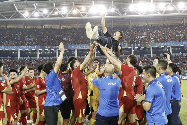  ‘Hết trận tôi gục xuống vì mệt nhưng chỉ hôm nay thôi cho tôi được làm ‘vua’ bóng đá Việt Nam’- Ảnh 3.