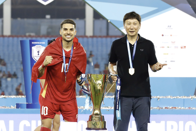  ‘Hết trận tôi gục xuống vì mệt nhưng chỉ hôm nay thôi cho tôi được làm ‘vua’ bóng đá Việt Nam’- Ảnh 2.