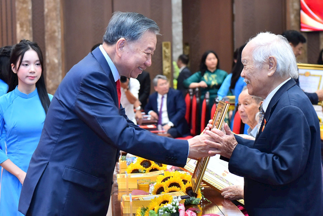 'Đảng viên lão thành tiếp tục là chỗ dựa tinh thần của nhân dân' - Ảnh 1.