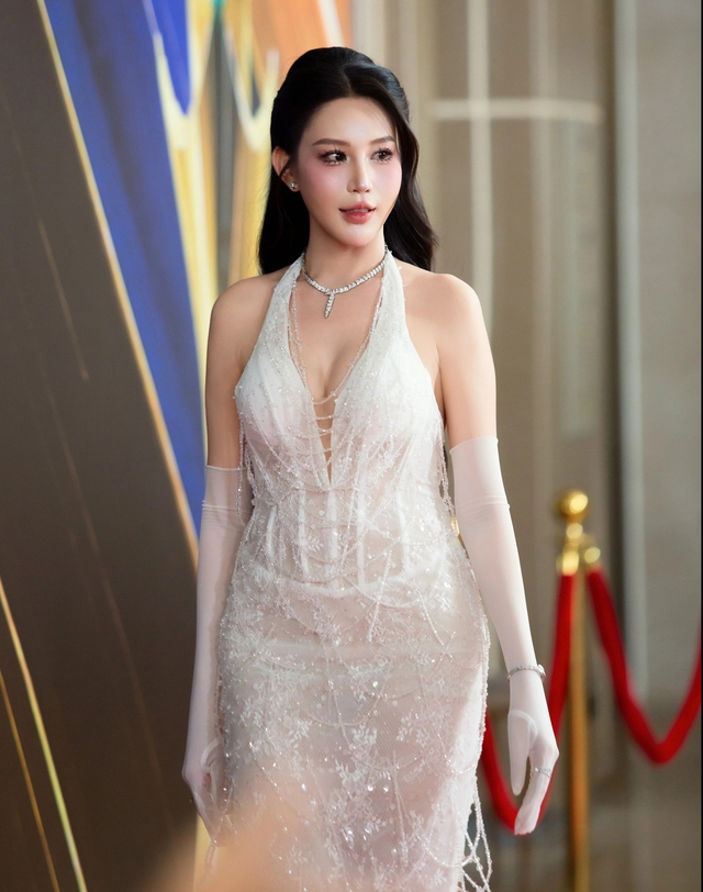Trang phục dạ tiệc lộng lẫy giúp nàng hóa 'nữ hoàng đêm tiệc'- Ảnh 8.