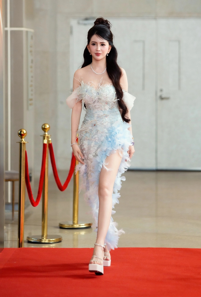 Trang phục dạ tiệc lộng lẫy giúp nàng hóa 'nữ hoàng đêm tiệc'- Ảnh 7.