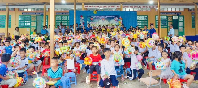 Lồng đèn thắp sáng ước mơ - Ảnh 1.