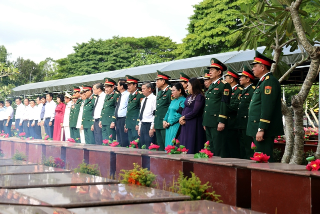 Cần Thơ an táng 38 hài cốt liệt sĩ tại nghĩa trang có hơn 3.800 ngôi mộ- Ảnh 1.