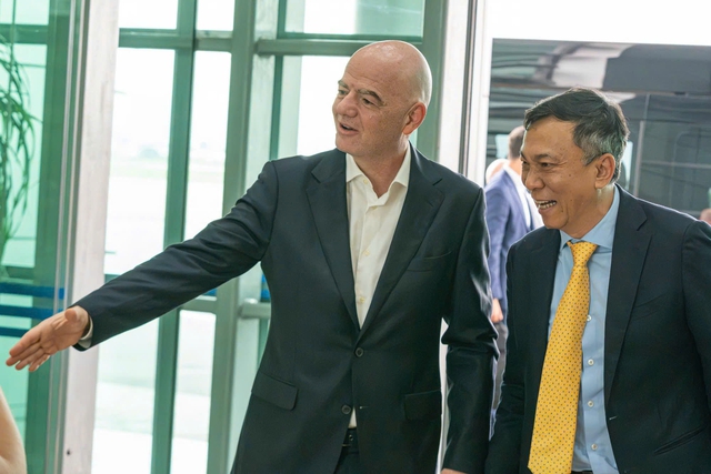 Chủ tịch VFF Trần Quốc Tuấn chào đón nồng nhiệt Chủ tịch FIFA Gianni Infantino lần thứ hai đến Việt Nam- Ảnh 4.