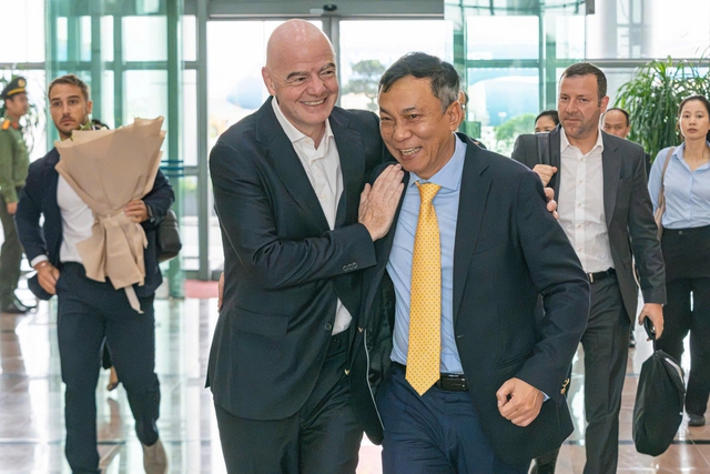 Chủ tịch VFF Trần Quốc Tuấn chào đón nồng nhiệt Chủ tịch FIFA Gianni Infantino lần thứ hai đến Việt Nam- Ảnh 3.