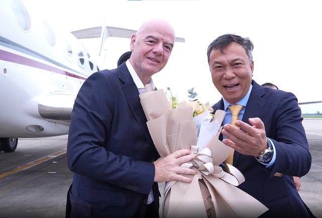 Chủ tịch VFF Trần Quốc Tuấn chào đón nồng nhiệt Chủ tịch FIFA Gianni Infantino lần thứ hai đến Việt Nam- Ảnh 1.