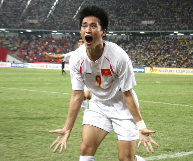 C&ocirc;ng Vinh đ&oacute;n vinh dự đặc biệt: Mang c&uacute;p v&ocirc; địch ASEAN Cup ra s&acirc;n Mỹ Đ&igrave;nh - Ảnh 2.